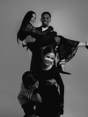 Océane Amsler Instagram - J’ai tellement insisté pour ce shooting de la famille Addams et ils ont tous joué le jeu 🥹 Leurs tête de top model on en parle ? Et je ne suis pas peu fière de mon stylisme 💀