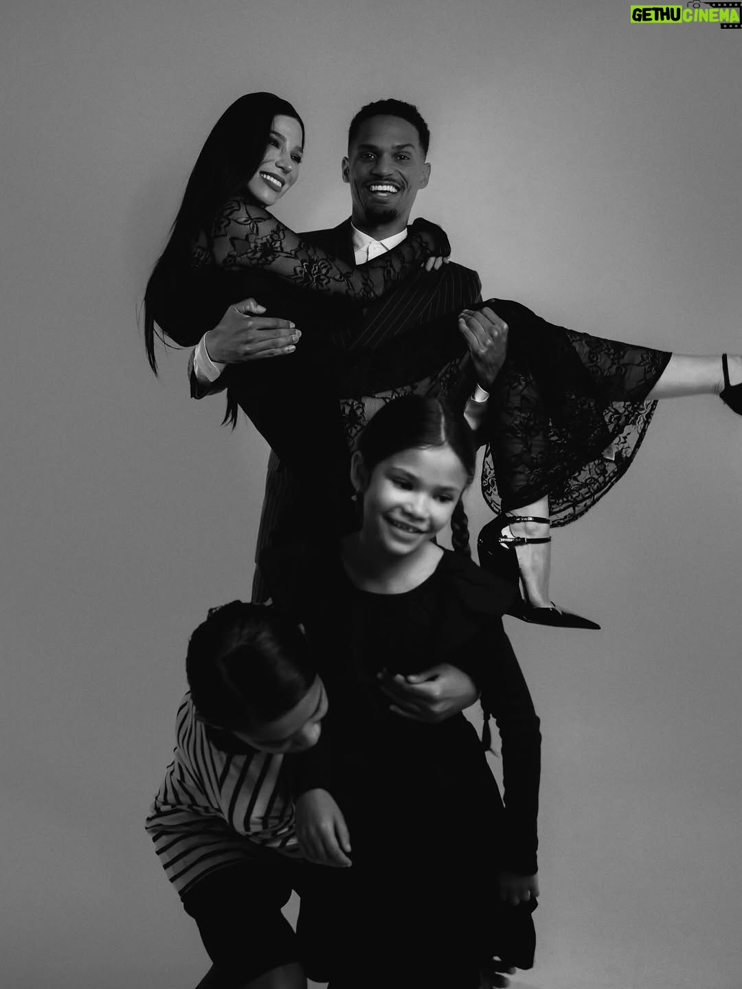 Océane Amsler - 490.3K Likes - J’ai tellement insisté pour ce shooting de la famille Addams et ils ont tous joué le jeu 🥹 Leurs tête de top model on en parle ? Et je ne suis pas peu fière de mon stylisme 💀