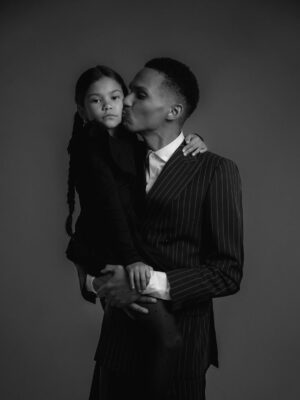 Océane Amsler Instagram - J’ai tellement insisté pour ce shooting de la famille Addams et ils ont tous joué le jeu 🥹 Leurs tête de top model on en parle ? Et je ne suis pas peu fière de mon stylisme 💀