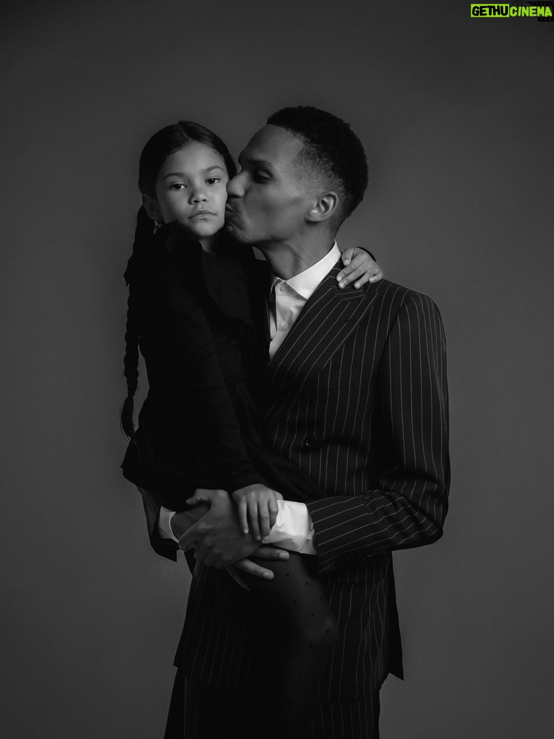 Océane Amsler - 490.3K Likes - J’ai tellement insisté pour ce shooting de la famille Addams et ils ont tous joué le jeu 🥹 Leurs tête de top model on en parle ? Et je ne suis pas peu fière de mon stylisme 💀