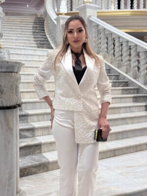 Olfat Omar Instagram - المتحدة وجمال المتحدة 😎❤️
Ramadan Premiere ❤️
#المتحدة
Suit by @bahighusseinofficial 
Styling by sondos￼
Heir style by Talal from Mohamed elsagheir 
Makeup by @tamerdahabofficial  @umsegypt