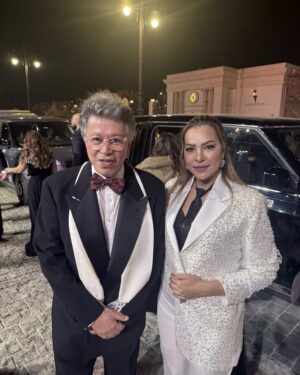 Olfat Omar Instagram - ⁨	⁨	لازم يكون post لوحده ماينفعشى صور تانى معاه 
الاسطوره 
العملاق صاحب التاريخ المبتكر صاحب اروع واغرب واجمل إعلانات وبرامج فى تاريخ مصر اللى مأثر فينا كلنا  الاستاذ طارق نور صاحب وكالة إعلانات طارق نور للاتصالات ومؤسس قناة القاهرة والناس. يعتبر أبرز الرواد في مجال الإعلانات في مصر.
وطبعا لا ننكر الدور الكبير والتتطور الملحوظ فى الدراما والشركه المتحده كرئيس للشركة المتحدة
وهتتفرجوا السنادى فى رمضان وتستمتعوا 
الصوره والبوست للتاريخ عشان قابلت ووقفت واتكلمت مع عقليه جباره كده
وبينى وبينكم وانا لسه بدرس كانت امنيه عندى انى اشتغل فى فريقه اى حاجه فى وكالة الإعلانات عشان اتعلم منه اى حاجه ولو صغيره فى الاداره فى الابتكار فى حل الأزمات اى حاجه وخلاص كنت زمانى فى حته تانيه 😎😎
بس مبسوطه انى بقيت فنانه بردو الفن جمعنى بيه❤️❤️❤️ وأدينا كلنا بنتعلم منه
‪‪@highlight‬‬‪@tareknourevents‬‪@ahmedatarek‪@tareknouradvertising‬tising⁩ @umsegypt