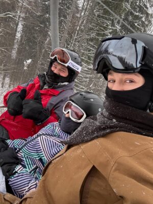 Olha Martynovska Instagram - Спогади потрібно створювати. 
It’s time to create your memories🤍

Катаюсь на лижах з 13 років і для мене поїздка в гори раз на рік завжди в списку маленьких мрій, бо не завжди виходить. Цьогоріч вдалося ще й рідню зібрати. Мама, тато, Вірунік, Варвара і Матвій. 

Найідеальнішим в усьому був звісно сніг! Природа така незрівнянно красива… і добротно насипала красивущого снігу на карпатські ялинки. Більше за все люблю саме наші гори через хвойний ліс, на відміну від скелястих Альп чи Кавказьких гір.

Хочу, щоб і моя донька памʼятала свої зими і розповідала, як з мамою катали на лижах. Як я зараз розповідаю про наші з татом поїздки до Карпат нічними потягами з Миколаївщини задля перших моїх справжніх спусків. Бо до 13 років це відбувалося на балці в селі Юрівка і закінчувалися в комишах, ну і лижі були не гірські звісно ж))

Мої малі племінники і Віра найбільше згадують день в тому самому новому аквапарку @bukovel_aquapark МАВКА. Я чесно скажу ушаталась за години півтори, ну дуууже багато всього. А діти провисіли день і якби не закриття вже о 22-й годині, то могли б і розкиснути в одному з басейнів. Для всієї родини, дорослих і малих, на кілька годин чи на день - супер рішення. Ми пішли після трьох днів катання на лижах і це так відновило тіло! Ууууухххх! Їх лісове спа просто ідеальне!!! Травʼяна парна, холодний басейн і гарячий басейн на вулиці - моє улюблене. Дітям залітало все, особливо гірки! Розважайтеся, але не напивайтеся води з басейнів )))

А от я ще памʼятатиму як в обидві сторони було комфортно і надійно керувати Volvo CX90 @volvocar_kyivairport. Яка ж вона мʼяка, впевнена за будь яких погодних умов та рельєфів, містка. Чудовий досвід. Придивляюсь до неї тепер ) ви багато мені написали в особисті, що є власниками саме цієї автівки і вона є найкращим вашим досвідом. Топ. Дякую за відгуки в рекомендації, друзі🙏

Створюйте спогади. Друкуйте фото. Зустрічайтеся з рідними. І займайтеся спортом. Амінь 🙏🤍