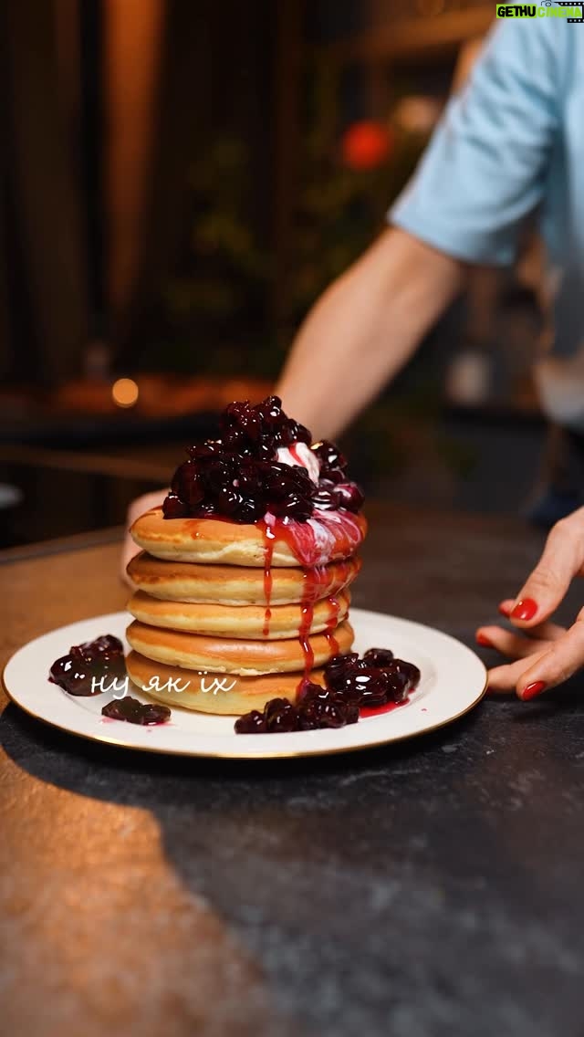 Olha Martynovska - 25.5K Likes - ПАНКЕЙКИ 🥞

Тут важлива така маленька сковорідочка як в мене 🍳

Ну і рецепт звісно (перевірений!):

4 яйця
160 г – цукор
20 г – розпушувач
20 г – олія
8 г – сіль
400 г – борошно
400 мл – молоко

Змішуємо вологі інгрідієнти і до них додаємо сухі. Тісто по консистенції як на оладки: таке щоб густеньке було, даємо трохи постояти. 
Пательня має бути на 1 панкейк 10-12 см діаметром, обовʼязково з антипригарним покриттям ю, щоб панкейк був гладеньким зовні. Наливаємо тісто і чекаємо багато- багато бульбашок. Перевертаємо обережно на інший бік і смажимо ще пару хв.

Для поливки можеш взяти згущене молочко, медок 🍯мого татка @petrivmed 😋, варення або заморожену вишню уварити  з цукром і зверху кульку морозива 🍨