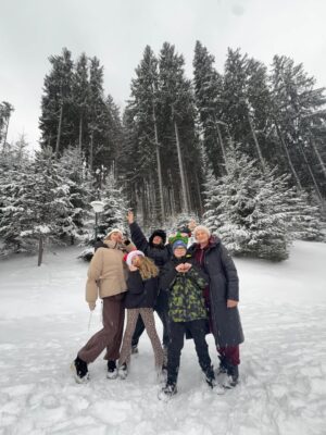 Olha Martynovska Instagram - Спогади потрібно створювати. 
It’s time to create your memories🤍

Катаюсь на лижах з 13 років і для мене поїздка в гори раз на рік завжди в списку маленьких мрій, бо не завжди виходить. Цьогоріч вдалося ще й рідню зібрати. Мама, тато, Вірунік, Варвара і Матвій. 

Найідеальнішим в усьому був звісно сніг! Природа така незрівнянно красива… і добротно насипала красивущого снігу на карпатські ялинки. Більше за все люблю саме наші гори через хвойний ліс, на відміну від скелястих Альп чи Кавказьких гір.

Хочу, щоб і моя донька памʼятала свої зими і розповідала, як з мамою катали на лижах. Як я зараз розповідаю про наші з татом поїздки до Карпат нічними потягами з Миколаївщини задля перших моїх справжніх спусків. Бо до 13 років це відбувалося на балці в селі Юрівка і закінчувалися в комишах, ну і лижі були не гірські звісно ж))

Мої малі племінники і Віра найбільше згадують день в тому самому новому аквапарку @bukovel_aquapark МАВКА. Я чесно скажу ушаталась за години півтори, ну дуууже багато всього. А діти провисіли день і якби не закриття вже о 22-й годині, то могли б і розкиснути в одному з басейнів. Для всієї родини, дорослих і малих, на кілька годин чи на день - супер рішення. Ми пішли після трьох днів катання на лижах і це так відновило тіло! Ууууухххх! Їх лісове спа просто ідеальне!!! Травʼяна парна, холодний басейн і гарячий басейн на вулиці - моє улюблене. Дітям залітало все, особливо гірки! Розважайтеся, але не напивайтеся води з басейнів )))

А от я ще памʼятатиму як в обидві сторони було комфортно і надійно керувати Volvo CX90 @volvocar_kyivairport. Яка ж вона мʼяка, впевнена за будь яких погодних умов та рельєфів, містка. Чудовий досвід. Придивляюсь до неї тепер ) ви багато мені написали в особисті, що є власниками саме цієї автівки і вона є найкращим вашим досвідом. Топ. Дякую за відгуки в рекомендації, друзі🙏

Створюйте спогади. Друкуйте фото. Зустрічайтеся з рідними. І займайтеся спортом. Амінь 🙏🤍