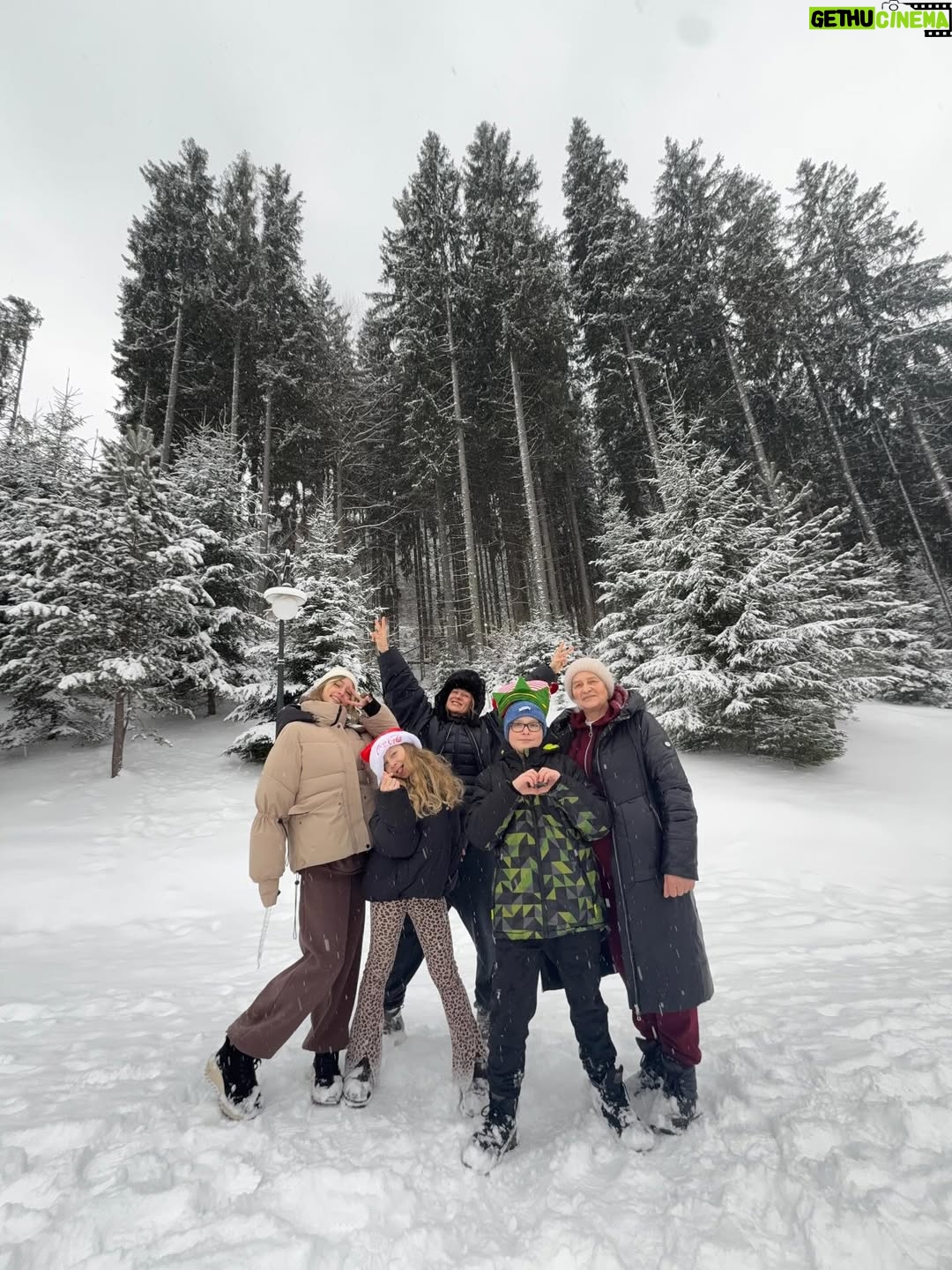 Olha Martynovska - 10K Likes - Спогади потрібно створювати. 
It’s time to create your memories🤍

Катаюсь на лижах з 13 років і для мене поїздка в гори раз на рік завжди в списку маленьких мрій, бо не завжди виходить. Цьогоріч вдалося ще й рідню зібрати. Мама, тато, Вірунік, Варвара і Матвій. 

Найідеальнішим в усьому був звісно сніг! Природа така незрівнянно красива… і добротно насипала красивущого снігу на карпатські ялинки. Більше за все люблю саме наші гори через хвойний ліс, на відміну від скелястих Альп чи Кавказьких гір.

Хочу, щоб і моя донька памʼятала свої зими і розповідала, як з мамою катали на лижах. Як я зараз розповідаю про наші з татом поїздки до Карпат нічними потягами з Миколаївщини задля перших моїх справжніх спусків. Бо до 13 років це відбувалося на балці в селі Юрівка і закінчувалися в комишах, ну і лижі були не гірські звісно ж))

Мої малі племінники і Віра найбільше згадують день в тому самому новому аквапарку @bukovel_aquapark МАВКА. Я чесно скажу ушаталась за години півтори, ну дуууже багато всього. А діти провисіли день і якби не закриття вже о 22-й годині, то могли б і розкиснути в одному з басейнів. Для всієї родини, дорослих і малих, на кілька годин чи на день - супер рішення. Ми пішли після трьох днів катання на лижах і це так відновило тіло! Ууууухххх! Їх лісове спа просто ідеальне!!! Травʼяна парна, холодний басейн і гарячий басейн на вулиці - моє улюблене. Дітям залітало все, особливо гірки! Розважайтеся, але не напивайтеся води з басейнів )))

А от я ще памʼятатиму як в обидві сторони було комфортно і надійно керувати Volvo CX90 @volvocar_kyivairport. Яка ж вона мʼяка, впевнена за будь яких погодних умов та рельєфів, містка. Чудовий досвід. Придивляюсь до неї тепер ) ви багато мені написали в особисті, що є власниками саме цієї автівки і вона є найкращим вашим досвідом. Топ. Дякую за відгуки в рекомендації, друзі🙏

Створюйте спогади. Друкуйте фото. Зустрічайтеся з рідними. І займайтеся спортом. Амінь 🙏🤍