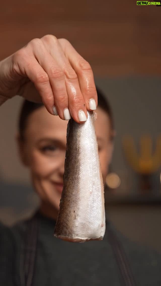 Olha Martynovska - 7.2K Likes - 🐟 Хек —  одна з найкращих риб для щоденної кухні 👈
Нежирний, соковитий, з ніжним білим м’ясом і без дрібних кісток. Багатий на білок, йод і омега-3 — легко засвоюється, класно для діток.
Хек дуже “дружить” з простими інгредієнтами: лимон, томати, зелень, оливкова олія.

Його зараз багато свіженького в @metrocc_ua, бо він - ТОП УльтраФреш в МЕТРО

Хек 1 кг
Стебло селери 2 шт
Томати чері 150 г
Лимон 1 шт 
Оливки - свої улюблені - 100 г
Цибуля 1 шт
Часник 1 шт 
Кінза або петрушка
Чебрець
Сіль, перець
Оливкова олія 

Готувати буду не в духовці - бо світла нема, а на газовій плитці у міцній металевій формі. 
Тушки риби розділяю на 2 філе, так страва швидше приготується, буде ніжною і зручною у споживанні. Але можете і цілеким класки або порізати на шматки. 
Викладаю одразу усе в форму: олія, нарізана цибуля та часник, філе хека, сіль, перець, дольки лимона, нарізане стебло селери, томати чері, оливки, зелень і ще трохи оливкової олії. На плитці готую під фольгою 15- 20 хв. Якщо маєш зручну форму з товстим дном і кришкою - ідеально, так само добре в сотейнику чи пательні, головне - контролюй, щоб газ був помірним. А якщо маєш світло, то в розігрітій духовці 15-20 хв 180 С супер 👍🏻 

Ця страва чудово смакує і без гарніру, опційно можеш зробити пюре з пастернаку, селери, або картопляне теж буде добре👌🏻