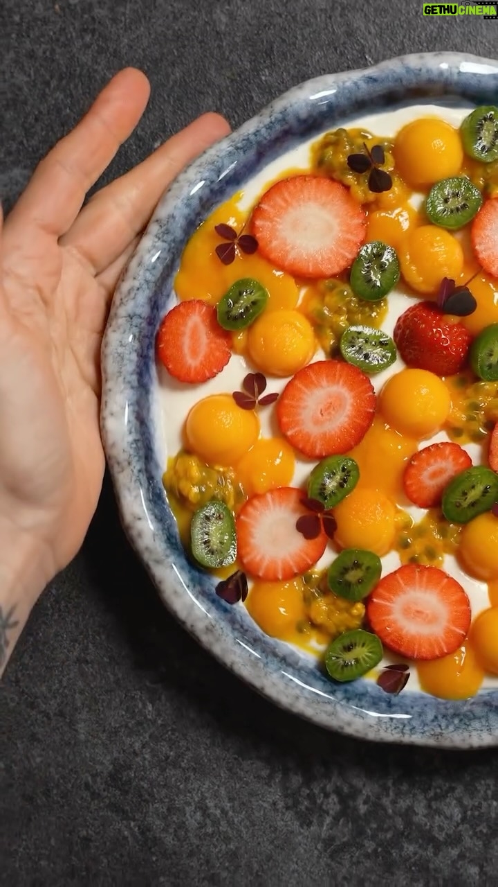 Olha Martynovska - 5.8K Likes - Panna cotta — «варені вершки» 🍮

На 3-4 маленькі порції або одна велика як в мене:

1️⃣Вершки 350 г 33% жирності
2️⃣Молоко 150 мл 3,2%
- я трішки розбавляю вершки молоком, але класично потрібні лише жирні вершки.
3️⃣Цукор 30 г
4️⃣Ванільна паличка трішки 
5️⃣Желатин 5 г (рахуй завжди на 100 мл вершків 1 г якісного желатину) – це для ніжної «живенької» панакоти. Якщо хочеш, можна додати трііішки більше і буде тугіша консистенція.

Вершки з молоком, цукром та ваніллю ставимо на плиту грітись поки не розчиниться цукор, доводимо десь до 89-90 С. Знімаємо з плити і додаємо попередньо замочений желатин (замочуємо в пропорції 1:4, тобто на 1 ложку желатину –4 ложки води або молочка) розмішуючи вінчиком. Проціджуємо через сито та у форму – тут теж на твій вибір: можеш порційні піали взяти, а можеш одну велику тарілку. Ставимо в холодильник застигати на кілька годин, а краще на ніч. 

Доповнюємо улюбленими ягодами (полуниця🍓, лохина🫐, міні-ківі🥝, кумкват), манго🥭, маракуя або ж зробити мангове кюлі) ну і щось зелененьке: мʼяту🌱 або декоративні квіточки🌸.

Це ті просто базові ✌🏻речі, які ніколи не вийдуть з ряду улюблених десертів на світовому рівні. Повезло ж вершкам, що їх зварили і назвали так красиво - pannna cotta ☺️