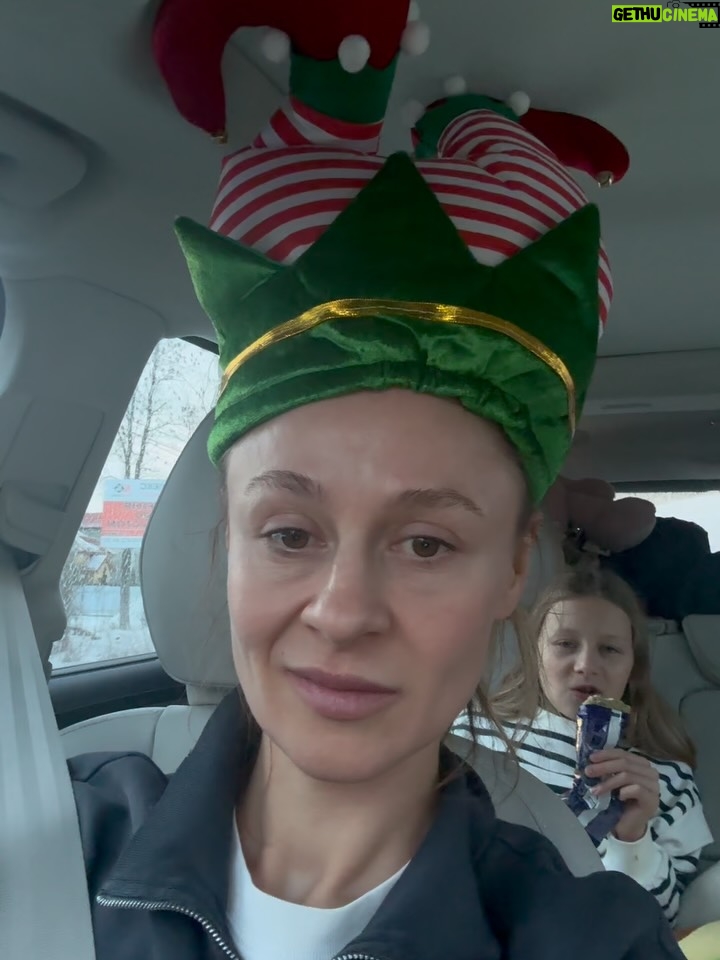 Olha Martynovska - 10K Likes - Спогади потрібно створювати. 
It’s time to create your memories🤍

Катаюсь на лижах з 13 років і для мене поїздка в гори раз на рік завжди в списку маленьких мрій, бо не завжди виходить. Цьогоріч вдалося ще й рідню зібрати. Мама, тато, Вірунік, Варвара і Матвій. 

Найідеальнішим в усьому був звісно сніг! Природа така незрівнянно красива… і добротно насипала красивущого снігу на карпатські ялинки. Більше за все люблю саме наші гори через хвойний ліс, на відміну від скелястих Альп чи Кавказьких гір.

Хочу, щоб і моя донька памʼятала свої зими і розповідала, як з мамою катали на лижах. Як я зараз розповідаю про наші з татом поїздки до Карпат нічними потягами з Миколаївщини задля перших моїх справжніх спусків. Бо до 13 років це відбувалося на балці в селі Юрівка і закінчувалися в комишах, ну і лижі були не гірські звісно ж))

Мої малі племінники і Віра найбільше згадують день в тому самому новому аквапарку @bukovel_aquapark МАВКА. Я чесно скажу ушаталась за години півтори, ну дуууже багато всього. А діти провисіли день і якби не закриття вже о 22-й годині, то могли б і розкиснути в одному з басейнів. Для всієї родини, дорослих і малих, на кілька годин чи на день - супер рішення. Ми пішли після трьох днів катання на лижах і це так відновило тіло! Ууууухххх! Їх лісове спа просто ідеальне!!! Травʼяна парна, холодний басейн і гарячий басейн на вулиці - моє улюблене. Дітям залітало все, особливо гірки! Розважайтеся, але не напивайтеся води з басейнів )))

А от я ще памʼятатиму як в обидві сторони було комфортно і надійно керувати Volvo CX90 @volvocar_kyivairport. Яка ж вона мʼяка, впевнена за будь яких погодних умов та рельєфів, містка. Чудовий досвід. Придивляюсь до неї тепер ) ви багато мені написали в особисті, що є власниками саме цієї автівки і вона є найкращим вашим досвідом. Топ. Дякую за відгуки в рекомендації, друзі🙏

Створюйте спогади. Друкуйте фото. Зустрічайтеся з рідними. І займайтеся спортом. Амінь 🙏🤍
