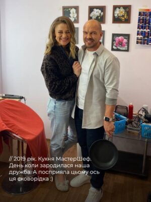 Olha Martynovska Instagram - Разом завжди краще ❤️

Ми з Олею знайомі з осені 2019 року. І за цей час у нас назбиралося стільки теплих моментів, що й не пригадаєш усі одразу. Іноді життя зводить тебе з людиною, поруч із якою просто добре. От для мене це Оля.

З нею можна все: говорити годинами, сміятися до сліз, планувати щось велике й дуркувати, як у 18. І я дуже ціную, що вона є поруч.

Останнім часом особливо ловлю себе на думці, що найкращі спогади — це не про щось складне. Це про прості вечори разом: вечерю, розмови, затишну атмосферу — і Coca-Cola Zero Sugar як маленьку частину нашого спільного святкування 🥤

Ми зібрали невелику карусель наших фото. Тих самих кадрів, які щоразу піднімають настрій, коли натрапляю на них у телефоні. І хочеться, щоб у кожного була людина, з якою навіть будні відчуваються святом.

Якщо маєте свою історію про особливі моменти або побачення з важливими людьми — поділіться в коментарях. Я залюбки почитаю. Дві історії, які найбільше зачеплять, отримають від нас Coca-Cola Zero Sugar у подарунок ❤️

Створюйте смачні моменти разом — додайте Coca-Cola Zero Sugar.

#СмачнішеРазом #CocaCola #CocaColaZeroSugar #реклама