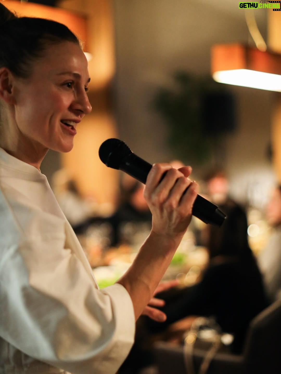 Olha Martynovska - 4.5K Likes - прокинулась, а ніхто не вітає, квіти не сипляться….колись тато обовʼязково варив картоплю в мундирах з оселедцем і заварював маккофе в цей ранок) ну а ми з мамою повинні були почуватися королевами в цей момент 😁 
 
зараз свято  переосмислили, тобто повернули первинний сенс і мені воно стало ще святковішим, сильнішим і значущим. з чим я нас і вітаю, дівчат!

знову ж таки прокинулась і подумала про жінок в Афганістані, де Таліби узаконили домашнє насилля, прикинь???? таке існує!!
відчула, що в нас свято кожен день, навіть у війну.
 
встала, коли схотіла, пішла оголилася перед масажистом, зробила інʼєкції, які хочу і куди хочу, попрацювала шефом крутіше ніж будь який шеф чоловічого роду, випила справжньої Шампані, заплатила за себе в ресторані, купила квартиру, виховую сама найкращу дитину, вступила іще на одне навчання, бо плани великі..! Єбать!!! страшно уявити, якби все було не так!

Жінки, я сильно своїми міцними роботящими руками і гарячим серцем вас/нас обіймаю!