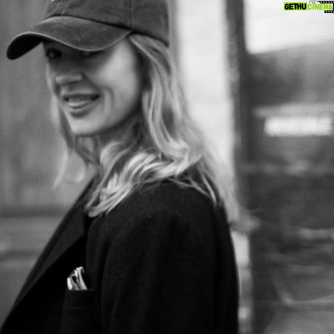 Olha Martynovska - 4.8K Likes - бажаю:

* є в мене подруга дитинства, виросли на одній вулиці. її мама - моя хрещена, а я - хрещена вже її донечки. з 2014 її рідний і єдиний брат у лавах ЗСУ. 9 вересня він зник безвісти після виконання завдання. якби я могла перевернути цей світ, аби знайти його. допоки його нема - немає цілої сімʼї, вони так чекають…

* є в мене мам Лєна. її єдиний син Жека два роки тому загинув в бою. їй так одиноко і вона рятується тим, що допомагає іншим, тим, що ставить ялинку на могилці і передає домашню їжу Жекиним побратимам. я б хотіла, щоб він їй снився, я знаю, що Лєночці так буде трохи легше, трохи тепліше і щоб вона відчула, що все було на дарма...

* є в мене іще один друг Жека, пішов добровольцем, вже офіцер. шле мені відео і подарунки з гарячих точок, і кожен раз він ніяковіє, коли потрібна якась допомога - кошти на ремонт авто чи будь що..і я знаю, що він просить лиш тоді, коли свої остаточно закінчились. Тож я хочу, щоб Жека ніколи так не почувався, бо захисники заслуговують на інше, на краще. І щоб зарплату підіймали не депутатам, а тим, від кого залежить сьогодні все…

* ще бажаю, щоб середній і малий бізнес не загнулися  від податкового навантаження, бо тоді точно вже донатити не буде кому…

* бажаю, щоб це наше покоління тих, кому болить, любило своїх дітей, кохало коханих і лаялись на ворога виключно українською мовою і більше не було «каких разниц», бо різниця бляха колосальна…

* щоб малий племінничок зміг самостійно і повноцінно ходити і всі всі діти були зцілені 🙏

* бажаю, щоб хлопці і дівчата , що втратили кінцівки, отримали свої найкомфортніші протези і повноцінне місце в нашому безбарʼєрному  соціумі та середовищі..

* бажаю, щоб ми всі просто вижили, решту - зробимо, відновимо, піднімемо, створимо..

і бажаю всім здоровʼя🤍 
витримки - вона дуже потрібна і в цьому році теж
терпимості
любові до землі, в якій коріння наше

і ту саму чарівну паличку, щоб диво таки сталося. я все ще вірю

2026, будь за нас, будь ласка 🙏