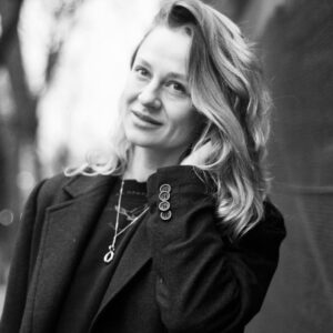 Olha Martynovska Instagram - бажаю:

* є в мене подруга дитинства, виросли на одній вулиці. її мама - моя хрещена, а я - хрещена вже її донечки. з 2014 її рідний і єдиний брат у лавах ЗСУ. 9 вересня він зник безвісти після виконання завдання. якби я могла перевернути цей світ, аби знайти його. допоки його нема - немає цілої сімʼї, вони так чекають…

* є в мене мам Лєна. її єдиний син Жека два роки тому загинув в бою. їй так одиноко і вона рятується тим, що допомагає іншим, тим, що ставить ялинку на могилці і передає домашню їжу Жекиним побратимам. я б хотіла, щоб він їй снився, я знаю, що Лєночці так буде трохи легше, трохи тепліше і щоб вона відчула, що все було на дарма...

* є в мене іще один друг Жека, пішов добровольцем, вже офіцер. шле мені відео і подарунки з гарячих точок, і кожен раз він ніяковіє, коли потрібна якась допомога - кошти на ремонт авто чи будь що..і я знаю, що він просить лиш тоді, коли свої остаточно закінчились. Тож я хочу, щоб Жека ніколи так не почувався, бо захисники заслуговують на інше, на краще. І щоб зарплату підіймали не депутатам, а тим, від кого залежить сьогодні все…

* ще бажаю, щоб середній і малий бізнес не загнулися  від податкового навантаження, бо тоді точно вже донатити не буде кому…

* бажаю, щоб це наше покоління тих, кому болить, любило своїх дітей, кохало коханих і лаялись на ворога виключно українською мовою і більше не було «каких разниц», бо різниця бляха колосальна…

* щоб малий племінничок зміг самостійно і повноцінно ходити і всі всі діти були зцілені 🙏

* бажаю, щоб хлопці і дівчата , що втратили кінцівки, отримали свої найкомфортніші протези і повноцінне місце в нашому безбарʼєрному  соціумі та середовищі..

* бажаю, щоб ми всі просто вижили, решту - зробимо, відновимо, піднімемо, створимо..

і бажаю всім здоровʼя🤍 
витримки - вона дуже потрібна і в цьому році теж
терпимості
любові до землі, в якій коріння наше

і ту саму чарівну паличку, щоб диво таки сталося. я все ще вірю

2026, будь за нас, будь ласка 🙏