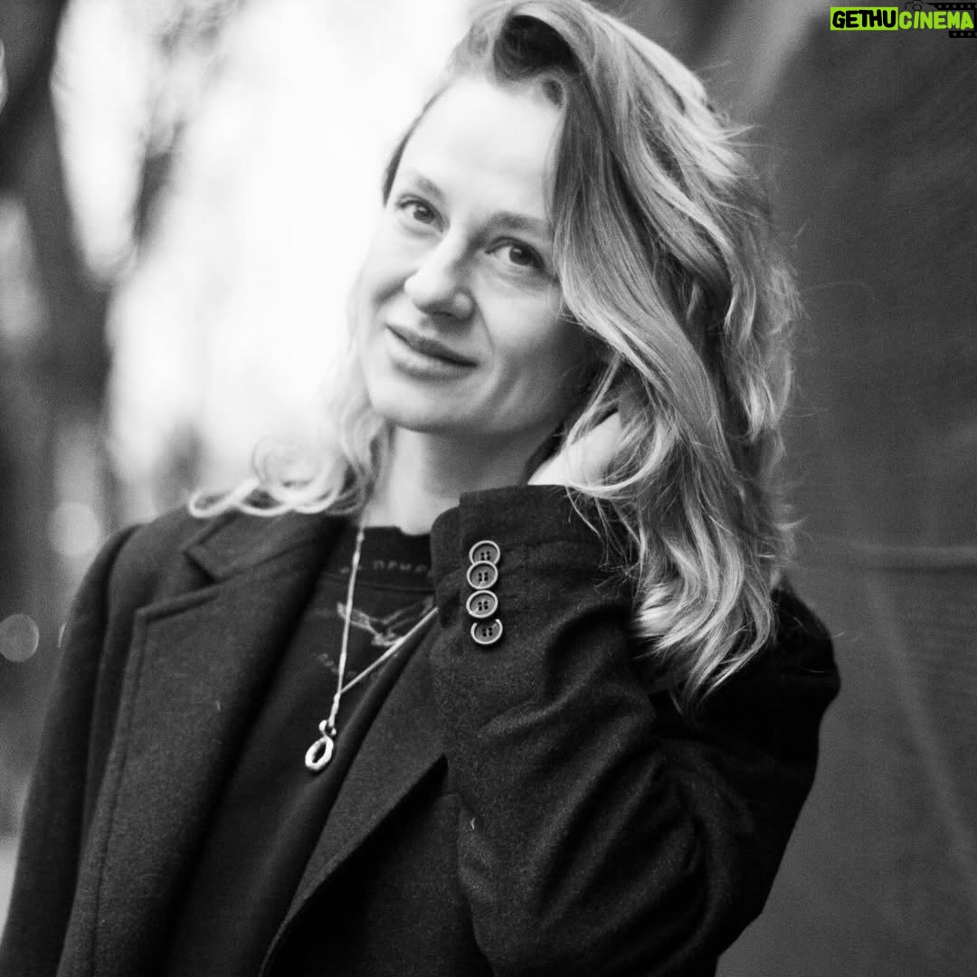 Olha Martynovska - 4.8K Likes - бажаю:

* є в мене подруга дитинства, виросли на одній вулиці. її мама - моя хрещена, а я - хрещена вже її донечки. з 2014 її рідний і єдиний брат у лавах ЗСУ. 9 вересня він зник безвісти після виконання завдання. якби я могла перевернути цей світ, аби знайти його. допоки його нема - немає цілої сімʼї, вони так чекають…

* є в мене мам Лєна. її єдиний син Жека два роки тому загинув в бою. їй так одиноко і вона рятується тим, що допомагає іншим, тим, що ставить ялинку на могилці і передає домашню їжу Жекиним побратимам. я б хотіла, щоб він їй снився, я знаю, що Лєночці так буде трохи легше, трохи тепліше і щоб вона відчула, що все було на дарма...

* є в мене іще один друг Жека, пішов добровольцем, вже офіцер. шле мені відео і подарунки з гарячих точок, і кожен раз він ніяковіє, коли потрібна якась допомога - кошти на ремонт авто чи будь що..і я знаю, що він просить лиш тоді, коли свої остаточно закінчились. Тож я хочу, щоб Жека ніколи так не почувався, бо захисники заслуговують на інше, на краще. І щоб зарплату підіймали не депутатам, а тим, від кого залежить сьогодні все…

* ще бажаю, щоб середній і малий бізнес не загнулися  від податкового навантаження, бо тоді точно вже донатити не буде кому…

* бажаю, щоб це наше покоління тих, кому болить, любило своїх дітей, кохало коханих і лаялись на ворога виключно українською мовою і більше не було «каких разниц», бо різниця бляха колосальна…

* щоб малий племінничок зміг самостійно і повноцінно ходити і всі всі діти були зцілені 🙏

* бажаю, щоб хлопці і дівчата , що втратили кінцівки, отримали свої найкомфортніші протези і повноцінне місце в нашому безбарʼєрному  соціумі та середовищі..

* бажаю, щоб ми всі просто вижили, решту - зробимо, відновимо, піднімемо, створимо..

і бажаю всім здоровʼя🤍 
витримки - вона дуже потрібна і в цьому році теж
терпимості
любові до землі, в якій коріння наше

і ту саму чарівну паличку, щоб диво таки сталося. я все ще вірю

2026, будь за нас, будь ласка 🙏
