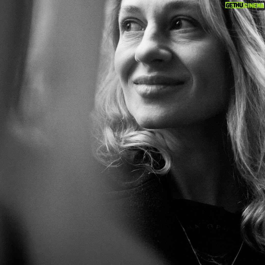 Olha Martynovska - 4.8K Likes - бажаю:

* є в мене подруга дитинства, виросли на одній вулиці. її мама - моя хрещена, а я - хрещена вже її донечки. з 2014 її рідний і єдиний брат у лавах ЗСУ. 9 вересня він зник безвісти після виконання завдання. якби я могла перевернути цей світ, аби знайти його. допоки його нема - немає цілої сімʼї, вони так чекають…

* є в мене мам Лєна. її єдиний син Жека два роки тому загинув в бою. їй так одиноко і вона рятується тим, що допомагає іншим, тим, що ставить ялинку на могилці і передає домашню їжу Жекиним побратимам. я б хотіла, щоб він їй снився, я знаю, що Лєночці так буде трохи легше, трохи тепліше і щоб вона відчула, що все було на дарма...

* є в мене іще один друг Жека, пішов добровольцем, вже офіцер. шле мені відео і подарунки з гарячих точок, і кожен раз він ніяковіє, коли потрібна якась допомога - кошти на ремонт авто чи будь що..і я знаю, що він просить лиш тоді, коли свої остаточно закінчились. Тож я хочу, щоб Жека ніколи так не почувався, бо захисники заслуговують на інше, на краще. І щоб зарплату підіймали не депутатам, а тим, від кого залежить сьогодні все…

* ще бажаю, щоб середній і малий бізнес не загнулися  від податкового навантаження, бо тоді точно вже донатити не буде кому…

* бажаю, щоб це наше покоління тих, кому болить, любило своїх дітей, кохало коханих і лаялись на ворога виключно українською мовою і більше не було «каких разниц», бо різниця бляха колосальна…

* щоб малий племінничок зміг самостійно і повноцінно ходити і всі всі діти були зцілені 🙏

* бажаю, щоб хлопці і дівчата , що втратили кінцівки, отримали свої найкомфортніші протези і повноцінне місце в нашому безбарʼєрному  соціумі та середовищі..

* бажаю, щоб ми всі просто вижили, решту - зробимо, відновимо, піднімемо, створимо..

і бажаю всім здоровʼя🤍 
витримки - вона дуже потрібна і в цьому році теж
терпимості
любові до землі, в якій коріння наше

і ту саму чарівну паличку, щоб диво таки сталося. я все ще вірю

2026, будь за нас, будь ласка 🙏
