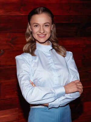 Olha Martynovska Instagram - Відчуваю себе частиною історії. 
17 сезон? Ого!
Дякую захисникам і команді за щасливу можливість бути і створювати🙏

З любовʼю розпочинаємо вже цієї суботи та неділі о 19❤️ @masterchefstb на @stbua 

Зустрінемось, найкращий народе 🤍

#мастершеф