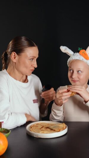 Olha Martynovska Instagram - Тонесенькі, дуже еластичні млинці на одне 🥚 яйце
Рецепт власне у відео ) всього по одному і тільки борошна половинка.
Це мій дуже робочий рецепт вранці, готую їх із заплющеними очима. Із важливого - як ви помітили я додаю чимало жирку - і ложку якісної смачної олії, і ложку масла, бо ми любимо, щоб млинці блищали, були вологі і еластичні.
Можна замішати і з вечора. Якщо трохи загусне - розбавте молочком чи водою.
Тим часом у паралельному всесвіті 👇
Я: зранку стою біля плити, думаю «як би не заснути поки той млинець посмажиться?»
Віра: «мамо, тихіше, я знімаю Тік-ток» 😅
У 10 років:
— я зранку вмивалась крижаною водою на вуличному кранику
— вона мені розповідає: спочатку пінка, потім тонік, потім сироватка ✨
SUPER-CARE — це коли все без зайвого, але по дорослому: 🫧 очищення 💧 зволоження ✨ ще трохи зволоження, бо чому ні
Гайссс @teensonly.care — доглядова косметика для обличчя, тіла та волосся ВИКЛЮЧНО для тінейджерів!
Наші ранки офіційно виглядають так: одна кухня — два режими: млинці на сковорідці, б’юті-рутина в кадрі😄
Класний подаруночок для підлітків на зимові свята з моїм промо кодом OLGA10 дарую -10% до 20.01🔥