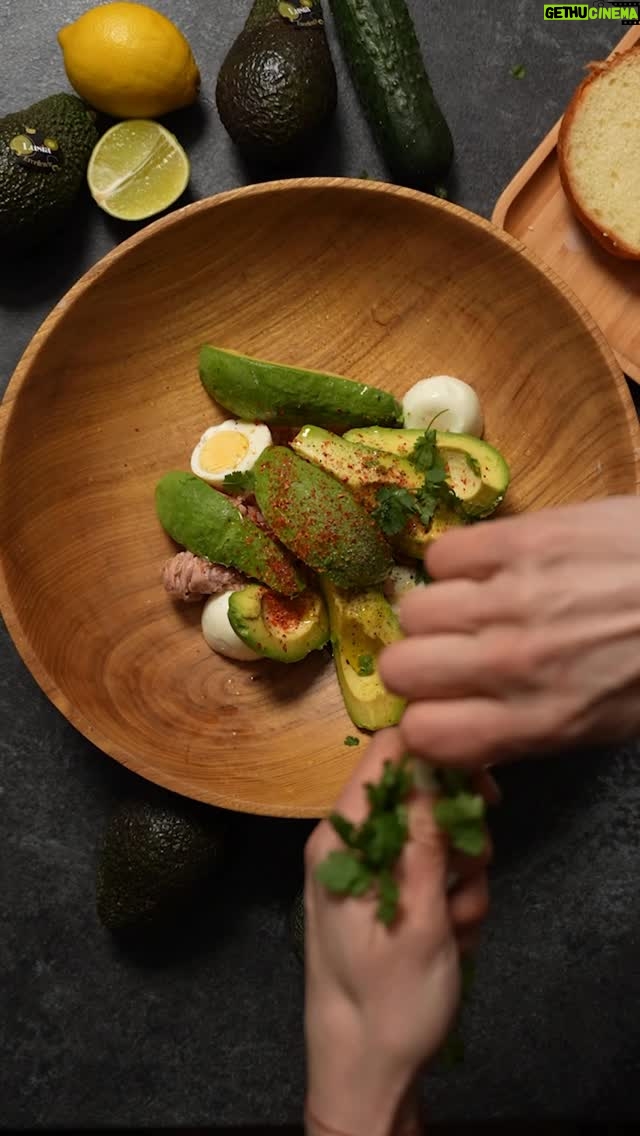 Olha Martynovska - 9.5K Likes - 🥑 я знаю, що ви знаєте, але нагадаю 👌

Авокадо Lusia – 2 шт 
Яйця варені – 4 шт 
Тунець на консервований (в олії) – 2 шт 
Сік лимона або лайма 
Сіль та перець 
Оливкова олія
Кінза свіжа 
Зелена цибуля 
Хліб 

Рекомендасьйон⚠️ яйця 🥚- це сила, тому тримай завжди кілька відварених в круту як заначку в холодильнику!!! 

Усе розминаємо виделочкою як на відео, тунець у мене вже в олії, тому намазку можна не запрвляти нічим, або додати ще трохи оливкової, дивись по консистенції і смаку. Намащуємо на хлібчик, який ти любиш. За можливості, трохи підсмажити на пательні, щоб була скориночка, але нема світла - нема скоринки.
Зверху я посипаю ще своєю улюбленою приправою - це гострий  перець з країни Басків - Piémont d’Espelette  і пару крапель оливкової олії для додаткового аромату та виразності смаку. 

Готово✔️ 

Авокадо @lusiafruit шукайте для себе та близьких. Їх зривають зрілими і вони завждииииии ідеальні! Завіряю – вони рілі найкращі!

Рекомендасьйон⚠️ - можна додати відварений рис або макарони бантики чи спіральки і їсти як холодний салатик👌