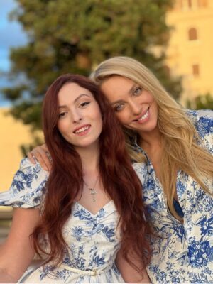 Olia Poliakova Instagram - 21.	@marypoppers1 

Моя дівчинко.
Тепер офіційно доросла. Навіть за американськими законами.

Тепер можна все.
Але я знаю — тобі не до «всього».
У тебе є цілі. Є мрії. Є розум, талант, харизма й енергія йти туди, куди ти вирішила.

Ти живеш легко. Ніби граючись.
Не драматизуєш. Не скаржишся. Не зависаєш у сумнівах.
І саме тому в тебе все виходить.

Я захоплююся тим, як ти проходиш життя:
навчання, робота, кар’єра, кохання, друзі —
усе переплетено, усе в русі, усе з кайфом.

Ти витримала чужу країну.
Іншу культуру.
Холодний клімат.
Складне навчання.
Хейт.
Навантаження.

І жодного разу не сказала: «мені важко».

Коли ти була маленькою, ти була примхливою й несамостійною.
Сьогодні ти — сильна, доросла, стійка жінка.

Я тобою пишаюся.
Я щаслива бути твоєю мамою.

І запам’ятай головне:
я завжди на твоєму боці.
Я завжди поруч.
І скільки б тобі не було — для мене ти все одно моя маленька дівчинка.

Люблю. Пишаюся. Дякую долі за тебе.