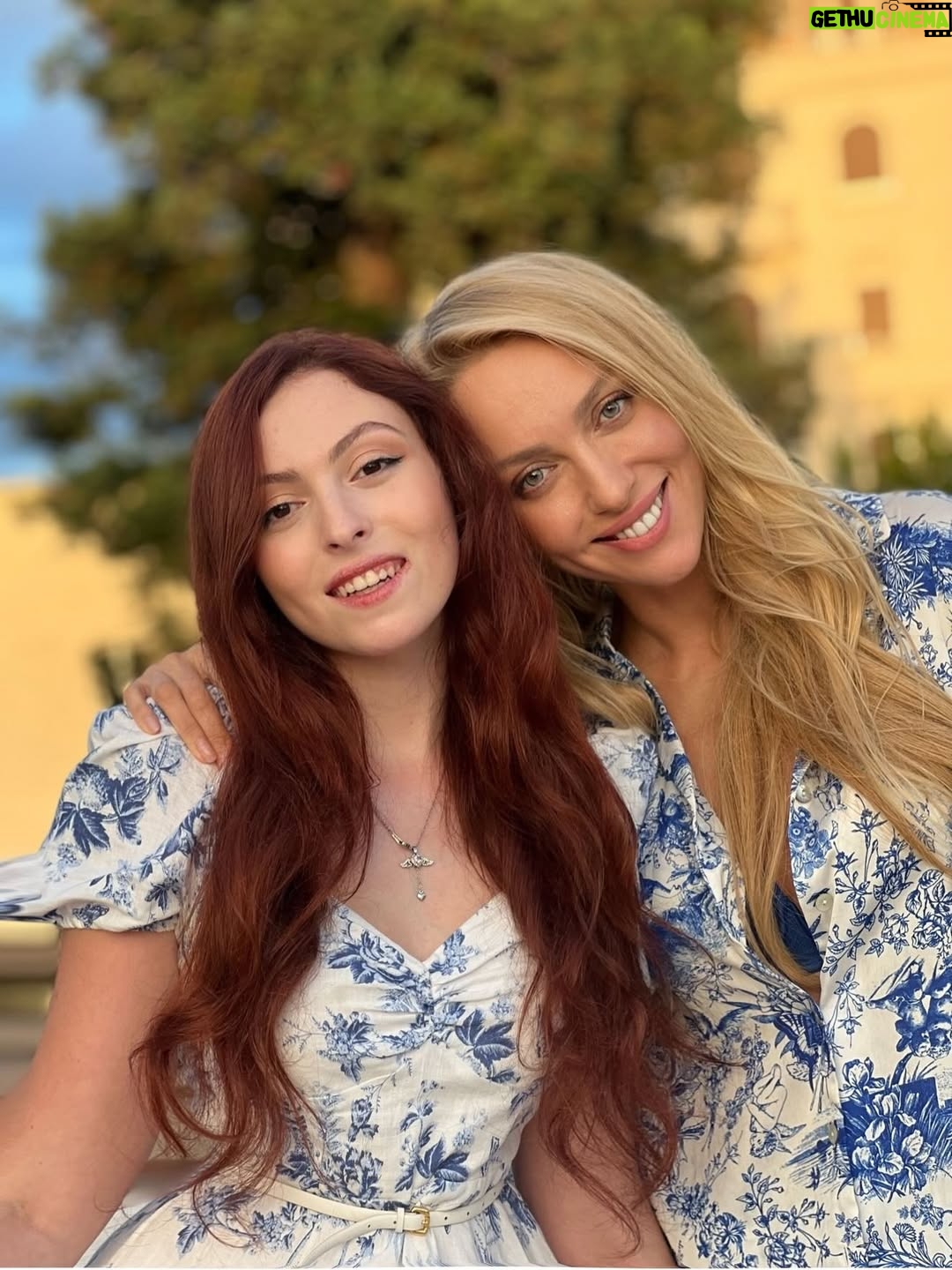 Olia Poliakova - 39.6K Likes - 21.	@marypoppers1 

Моя дівчинко.
Тепер офіційно доросла. Навіть за американськими законами.

Тепер можна все.
Але я знаю — тобі не до «всього».
У тебе є цілі. Є мрії. Є розум, талант, харизма й енергія йти туди, куди ти вирішила.

Ти живеш легко. Ніби граючись.
Не драматизуєш. Не скаржишся. Не зависаєш у сумнівах.
І саме тому в тебе все виходить.

Я захоплююся тим, як ти проходиш життя:
навчання, робота, кар’єра, кохання, друзі —
усе переплетено, усе в русі, усе з кайфом.

Ти витримала чужу країну.
Іншу культуру.
Холодний клімат.
Складне навчання.
Хейт.
Навантаження.

І жодного разу не сказала: «мені важко».

Коли ти була маленькою, ти була примхливою й несамостійною.
Сьогодні ти — сильна, доросла, стійка жінка.

Я тобою пишаюся.
Я щаслива бути твоєю мамою.

І запам’ятай головне:
я завжди на твоєму боці.
Я завжди поруч.
І скільки б тобі не було — для мене ти все одно моя маленька дівчинка.

Люблю. Пишаюся. Дякую долі за тебе.