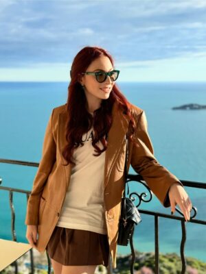 Olia Poliakova Instagram - 21.	@marypoppers1 

Моя дівчинко.
Тепер офіційно доросла. Навіть за американськими законами.

Тепер можна все.
Але я знаю — тобі не до «всього».
У тебе є цілі. Є мрії. Є розум, талант, харизма й енергія йти туди, куди ти вирішила.

Ти живеш легко. Ніби граючись.
Не драматизуєш. Не скаржишся. Не зависаєш у сумнівах.
І саме тому в тебе все виходить.

Я захоплююся тим, як ти проходиш життя:
навчання, робота, кар’єра, кохання, друзі —
усе переплетено, усе в русі, усе з кайфом.

Ти витримала чужу країну.
Іншу культуру.
Холодний клімат.
Складне навчання.
Хейт.
Навантаження.

І жодного разу не сказала: «мені важко».

Коли ти була маленькою, ти була примхливою й несамостійною.
Сьогодні ти — сильна, доросла, стійка жінка.

Я тобою пишаюся.
Я щаслива бути твоєю мамою.

І запам’ятай головне:
я завжди на твоєму боці.
Я завжди поруч.
І скільки б тобі не було — для мене ти все одно моя маленька дівчинка.

Люблю. Пишаюся. Дякую долі за тебе.