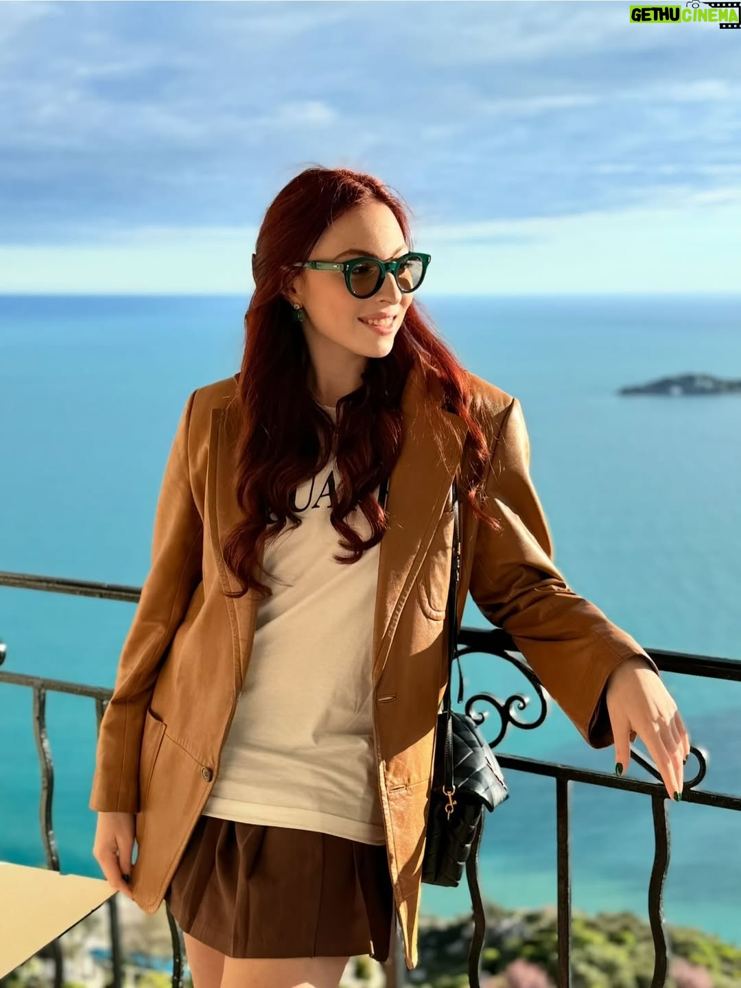 Olia Poliakova - 39.6K Likes - 21.	@marypoppers1 

Моя дівчинко.
Тепер офіційно доросла. Навіть за американськими законами.

Тепер можна все.
Але я знаю — тобі не до «всього».
У тебе є цілі. Є мрії. Є розум, талант, харизма й енергія йти туди, куди ти вирішила.

Ти живеш легко. Ніби граючись.
Не драматизуєш. Не скаржишся. Не зависаєш у сумнівах.
І саме тому в тебе все виходить.

Я захоплююся тим, як ти проходиш життя:
навчання, робота, кар’єра, кохання, друзі —
усе переплетено, усе в русі, усе з кайфом.

Ти витримала чужу країну.
Іншу культуру.
Холодний клімат.
Складне навчання.
Хейт.
Навантаження.

І жодного разу не сказала: «мені важко».

Коли ти була маленькою, ти була примхливою й несамостійною.
Сьогодні ти — сильна, доросла, стійка жінка.

Я тобою пишаюся.
Я щаслива бути твоєю мамою.

І запам’ятай головне:
я завжди на твоєму боці.
Я завжди поруч.
І скільки б тобі не було — для мене ти все одно моя маленька дівчинка.

Люблю. Пишаюся. Дякую долі за тебе.