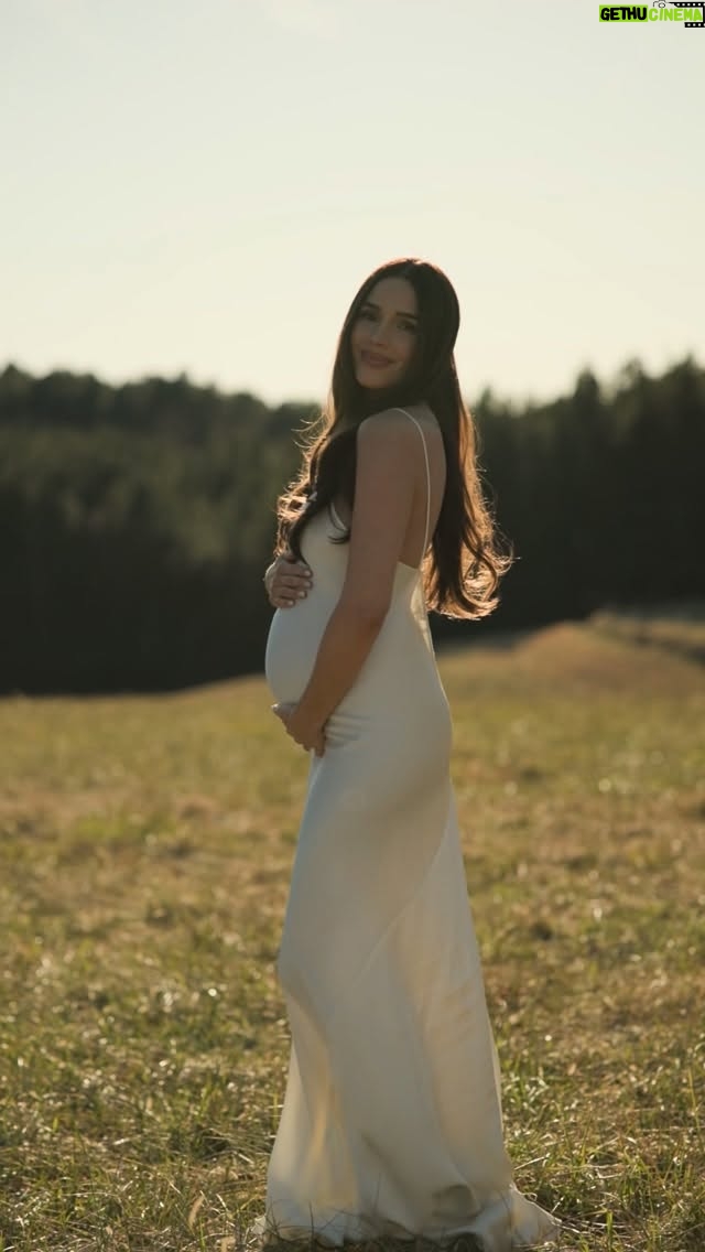 Olivia Culpo - 308.9K Likes - 2025: the year I became a mom 😭
This year my heart expanded in ways I never imagined and everything shifted .. my perspective, the way I show up, what I value, and the miracle of life itself. I am so grateful

If you’re ending this year happy, hurting, exhausted, hopeful, or still finding your way… I’m sending you love and the biggest hug.

Here’s to growth of every kind… and to what this year has taught me more than anything: love really does heal all things

Happy New Year 🤍