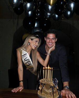 Oriana Marzoli Instagram - Celebrando el cumpleaños de mi amor F*🫶🏻🎇 y mi feliz NO cumpleaños🥂🍾✨👑 

Tarta: @dulcelocuramadrid 🎂