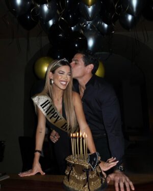Oriana Marzoli Instagram - Celebrando el cumpleaños de mi amor F*🫶🏻🎇 y mi feliz NO cumpleaños🥂🍾✨👑 

Tarta: @dulcelocuramadrid 🎂