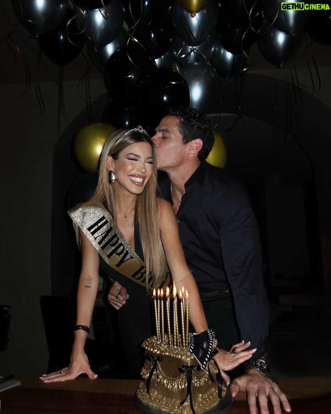 Oriana Marzoli - 172.5K Likes - Celebrando el cumpleaños de mi amor F*🫶🏻🎇 y mi feliz NO cumpleaños🥂🍾✨👑 

Tarta: @dulcelocuramadrid 🎂