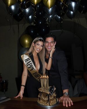 Oriana Marzoli Instagram - Celebrando el cumpleaños de mi amor F*🫶🏻🎇 y mi feliz NO cumpleaños🥂🍾✨👑 

Tarta: @dulcelocuramadrid 🎂