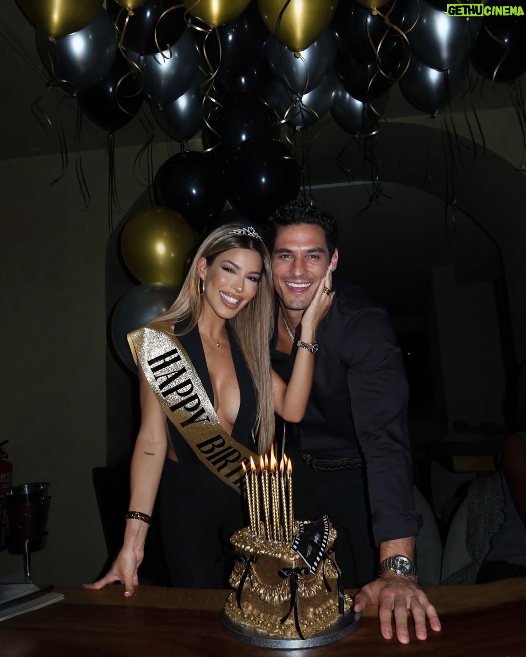 Oriana Marzoli - 172.5K Likes - Celebrando el cumpleaños de mi amor F*🫶🏻🎇 y mi feliz NO cumpleaños🥂🍾✨👑 

Tarta: @dulcelocuramadrid 🎂