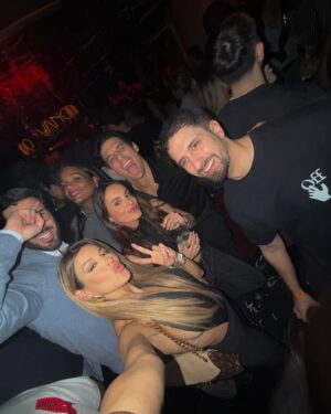 Oriana Marzoli Instagram - Celebrando el cumpleaños de mi amor F*🫶🏻🎇 y mi feliz NO cumpleaños🥂🍾✨👑 

Tarta: @dulcelocuramadrid 🎂