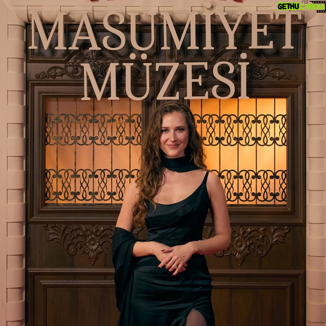 Oya Unustası - 80.2K Likes - Masumiyet Müzesi’ni çekerken sevgili yönetmenimiz @zeynngunay bize öyle bir alan açtı ki, şaman bir kadın gibi, sanki başka bir boyutta, paralel bir evrende ve zamanda biz Masumiyet Müzesi’ne ait olduk, ruhumuzu, kalbimizi açtık. Bütün oyuncu arkadaşlarıma, ekip arkadaşlarıma, bu yolculuğu bizimle paylaşan, emeği olan herkese sonsuz teşekkürlerle 🌻 Dilerim seyircimizin de ruhuna dokunsun. ❤️

Güzel elbisem için teşekkürlerim @maison_marpessa ya 🌹