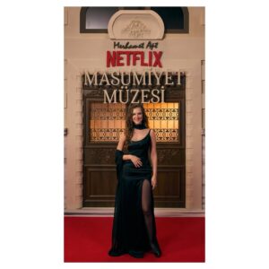 Oya Unustası Instagram - Masumiyet Müzesi’ni çekerken sevgili yönetmenimiz @zeynngunay bize öyle bir alan açtı ki, şaman bir kadın gibi, sanki başka bir boyutta, paralel bir evrende ve zamanda biz Masumiyet Müzesi’ne ait olduk, ruhumuzu, kalbimizi açtık. Bütün oyuncu arkadaşlarıma, ekip arkadaşlarıma, bu yolculuğu bizimle paylaşan, emeği olan herkese sonsuz teşekkürlerle 🌻 Dilerim seyircimizin de ruhuna dokunsun. ❤️

Güzel elbisem için teşekkürlerim @maison_marpessa ya 🌹