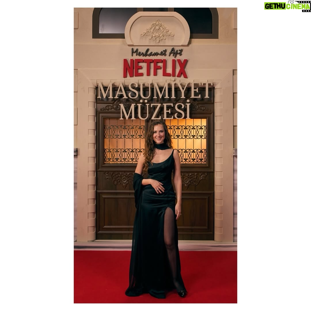 Oya Unustası - 80.2K Likes - Masumiyet Müzesi’ni çekerken sevgili yönetmenimiz @zeynngunay bize öyle bir alan açtı ki, şaman bir kadın gibi, sanki başka bir boyutta, paralel bir evrende ve zamanda biz Masumiyet Müzesi’ne ait olduk, ruhumuzu, kalbimizi açtık. Bütün oyuncu arkadaşlarıma, ekip arkadaşlarıma, bu yolculuğu bizimle paylaşan, emeği olan herkese sonsuz teşekkürlerle 🌻 Dilerim seyircimizin de ruhuna dokunsun. ❤️

Güzel elbisem için teşekkürlerim @maison_marpessa ya 🌹