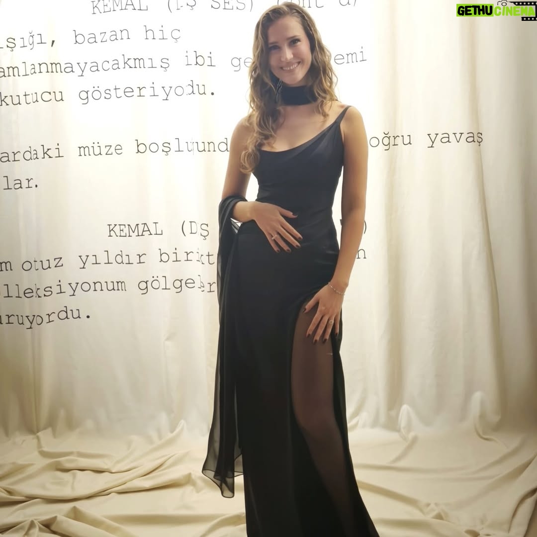 Oya Unustası - 80.2K Likes - Masumiyet Müzesi’ni çekerken sevgili yönetmenimiz @zeynngunay bize öyle bir alan açtı ki, şaman bir kadın gibi, sanki başka bir boyutta, paralel bir evrende ve zamanda biz Masumiyet Müzesi’ne ait olduk, ruhumuzu, kalbimizi açtık. Bütün oyuncu arkadaşlarıma, ekip arkadaşlarıma, bu yolculuğu bizimle paylaşan, emeği olan herkese sonsuz teşekkürlerle 🌻 Dilerim seyircimizin de ruhuna dokunsun. ❤️

Güzel elbisem için teşekkürlerim @maison_marpessa ya 🌹