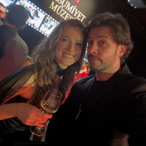 Oya Unustası Instagram - Masumiyet Müzesi’ni çekerken sevgili yönetmenimiz @zeynngunay bize öyle bir alan açtı ki, şaman bir kadın gibi, sanki başka bir boyutta, paralel bir evrende ve zamanda biz Masumiyet Müzesi’ne ait olduk, ruhumuzu, kalbimizi açtık. Bütün oyuncu arkadaşlarıma, ekip arkadaşlarıma, bu yolculuğu bizimle paylaşan, emeği olan herkese sonsuz teşekkürlerle 🌻 Dilerim seyircimizin de ruhuna dokunsun. ❤️

Güzel elbisem için teşekkürlerim @maison_marpessa ya 🌹
