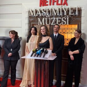 Oya Unustası Instagram - Masumiyet Müzesi’ni çekerken sevgili yönetmenimiz @zeynngunay bize öyle bir alan açtı ki, şaman bir kadın gibi, sanki başka bir boyutta, paralel bir evrende ve zamanda biz Masumiyet Müzesi’ne ait olduk, ruhumuzu, kalbimizi açtık. Bütün oyuncu arkadaşlarıma, ekip arkadaşlarıma, bu yolculuğu bizimle paylaşan, emeği olan herkese sonsuz teşekkürlerle 🌻 Dilerim seyircimizin de ruhuna dokunsun. ❤️

Güzel elbisem için teşekkürlerim @maison_marpessa ya 🌹