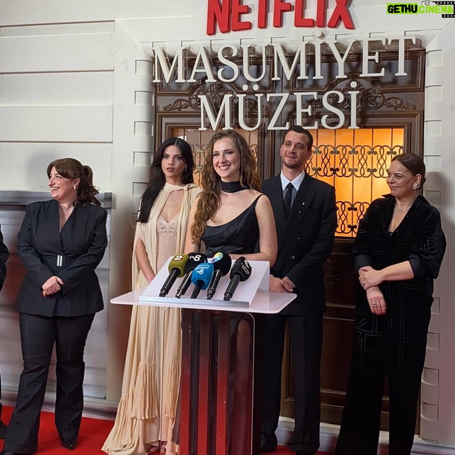 Oya Unustası - 80.2K Likes - Masumiyet Müzesi’ni çekerken sevgili yönetmenimiz @zeynngunay bize öyle bir alan açtı ki, şaman bir kadın gibi, sanki başka bir boyutta, paralel bir evrende ve zamanda biz Masumiyet Müzesi’ne ait olduk, ruhumuzu, kalbimizi açtık. Bütün oyuncu arkadaşlarıma, ekip arkadaşlarıma, bu yolculuğu bizimle paylaşan, emeği olan herkese sonsuz teşekkürlerle 🌻 Dilerim seyircimizin de ruhuna dokunsun. ❤️

Güzel elbisem için teşekkürlerim @maison_marpessa ya 🌹