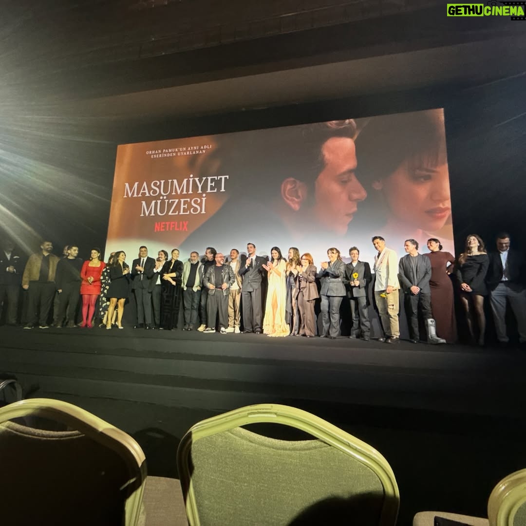 Oya Unustası - 80.2K Likes - Masumiyet Müzesi’ni çekerken sevgili yönetmenimiz @zeynngunay bize öyle bir alan açtı ki, şaman bir kadın gibi, sanki başka bir boyutta, paralel bir evrende ve zamanda biz Masumiyet Müzesi’ne ait olduk, ruhumuzu, kalbimizi açtık. Bütün oyuncu arkadaşlarıma, ekip arkadaşlarıma, bu yolculuğu bizimle paylaşan, emeği olan herkese sonsuz teşekkürlerle 🌻 Dilerim seyircimizin de ruhuna dokunsun. ❤️

Güzel elbisem için teşekkürlerim @maison_marpessa ya 🌹