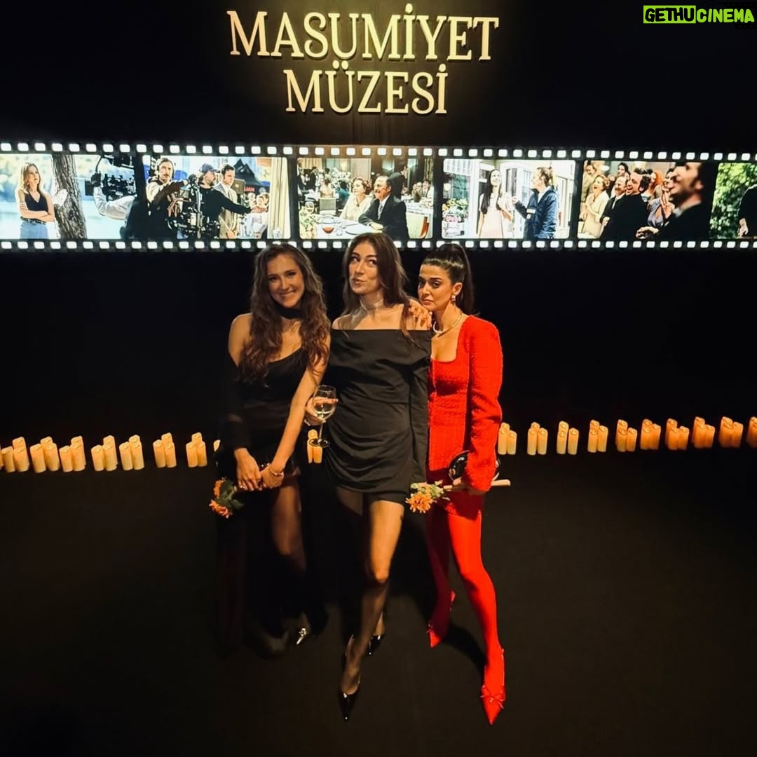 Oya Unustası - 80.2K Likes - Masumiyet Müzesi’ni çekerken sevgili yönetmenimiz @zeynngunay bize öyle bir alan açtı ki, şaman bir kadın gibi, sanki başka bir boyutta, paralel bir evrende ve zamanda biz Masumiyet Müzesi’ne ait olduk, ruhumuzu, kalbimizi açtık. Bütün oyuncu arkadaşlarıma, ekip arkadaşlarıma, bu yolculuğu bizimle paylaşan, emeği olan herkese sonsuz teşekkürlerle 🌻 Dilerim seyircimizin de ruhuna dokunsun. ❤️

Güzel elbisem için teşekkürlerim @maison_marpessa ya 🌹