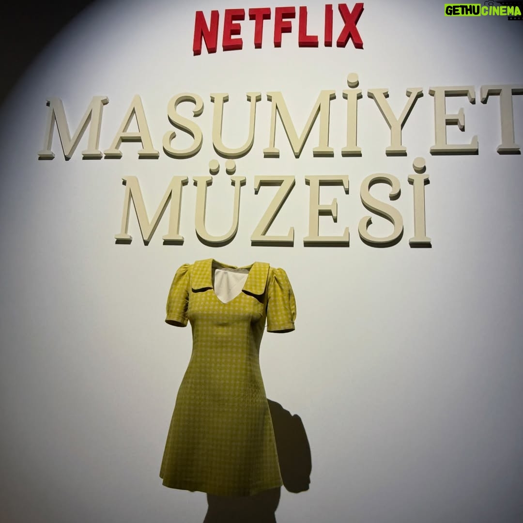 Oya Unustası - 80.2K Likes - Masumiyet Müzesi’ni çekerken sevgili yönetmenimiz @zeynngunay bize öyle bir alan açtı ki, şaman bir kadın gibi, sanki başka bir boyutta, paralel bir evrende ve zamanda biz Masumiyet Müzesi’ne ait olduk, ruhumuzu, kalbimizi açtık. Bütün oyuncu arkadaşlarıma, ekip arkadaşlarıma, bu yolculuğu bizimle paylaşan, emeği olan herkese sonsuz teşekkürlerle 🌻 Dilerim seyircimizin de ruhuna dokunsun. ❤️

Güzel elbisem için teşekkürlerim @maison_marpessa ya 🌹