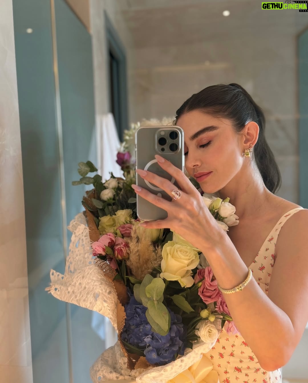 Özge Gürel - 720.5K Likes - Severek ayrıldık ‘25 🥂♥️ umarım mesajı almışsındır ‘26 🫠#vedaetmekuzunsürdübirazdaüşendim 😎
