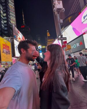 Özge Gürel Instagram - Severek ayrıldık ‘25 🥂♥️ umarım mesajı almışsındır ‘26 🫠#vedaetmekuzunsürdübirazdaüşendim 😎