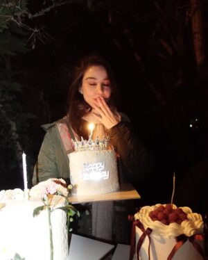 Özge Gürel Instagram - Severek ayrıldık ‘25 🥂♥️ umarım mesajı almışsındır ‘26 🫠#vedaetmekuzunsürdübirazdaüşendim 😎