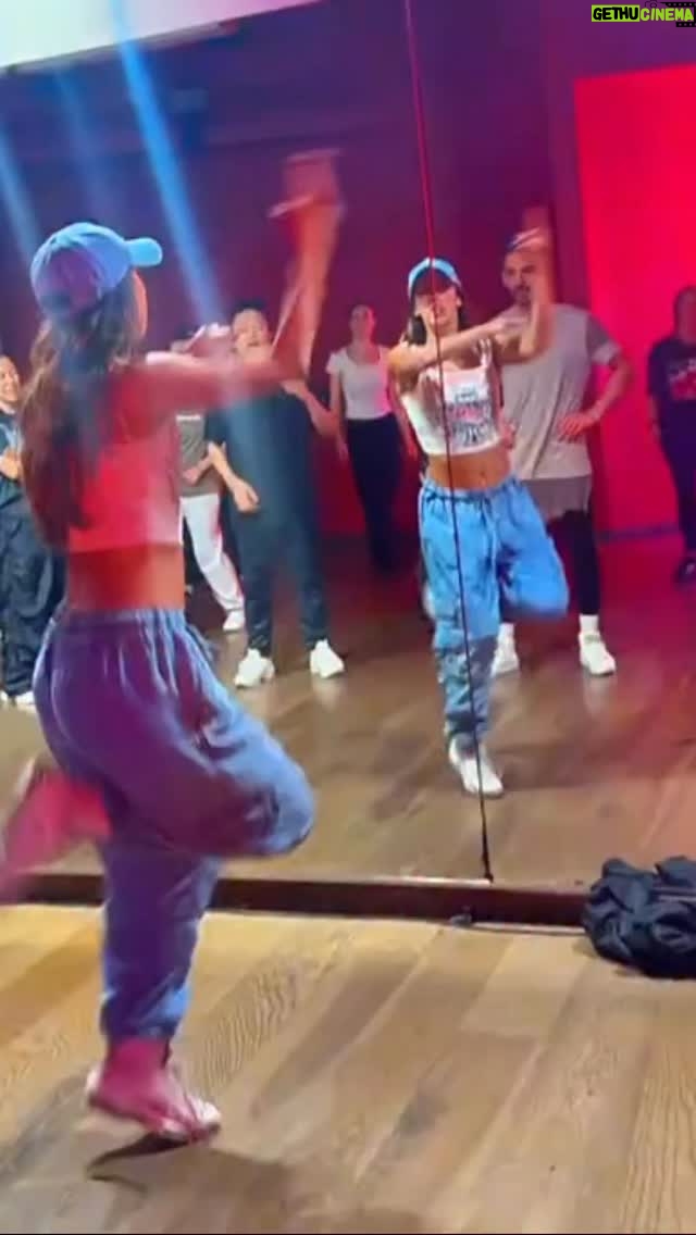 Özlem Balcı - 40.4K Likes - Kimse görmüyormuş gibi dans et🤡