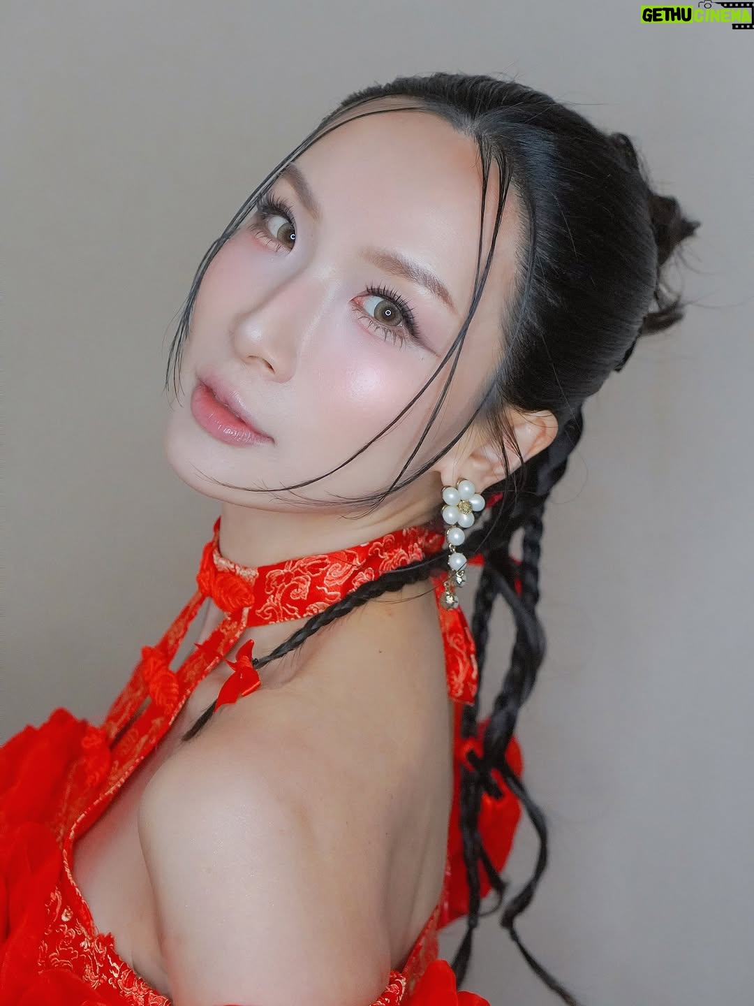 Pailin Rattanasangsatian - 319 Likes - Love Your New Technique @gwenmakeup ❤️🥰

#makeup @gwenmakeup 
#falselashes @babylashes 
#hair @teerapit.hairstyle_ 

#HWAHWALEECHAN #HappyYourSelf