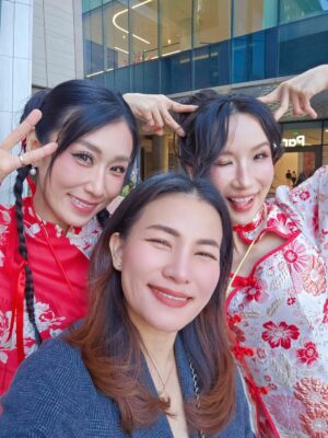 Pailin Rattanasangsatian Instagram - เริ่มต้นกุมภาแล้วนะคะ ✨
เดือนนี้ก็เป็นเดือนตรุษจีนของพวกเรา 🐴🧧 
ขอบคุณที่นึกถึง CHINA DOLLS กันตลอดเลยนะคะ
ขอบคุณที่สนับสนุนพวกเรากันมาเสมอค่ะ 😍💕

Thank you for having us in this special moment 🥰🐴❤️

Thanks for all support especially from @toeii_su @domchomkaen_official  love love ❤️❤️

而且過年前最開心的就是能見到我們過年特別專輯小調大風行的製作人 HANS 
我們聊了很多以前錄音的事情，他還說我跟BELL在泰國錄音的時候是一人一間錄音室，因為非常的趕時間，然後他一個人要跑來跑去的，從娃娃的錄音室跑到BELL的錄音室，然後再從BELL的錄音室跑回娃娃的錄音室，因為那時候要趕著過年發這張專輯，但是現在回想非常值得，很開心能在泰國再次見到HANS 🥰💓

#HWAHWALEECHAN #HappyYourSelf #中国娃娃 #新年 #happychinesenewyear
