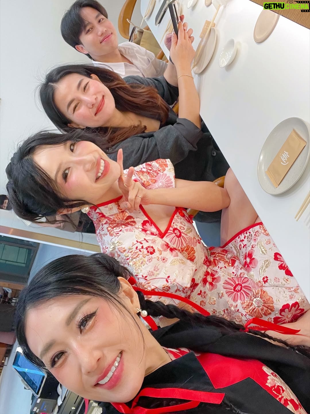 Pailin Rattanasangsatian - 320 Likes - เริ่มต้นกุมภาแล้วนะคะ ✨
เดือนนี้ก็เป็นเดือนตรุษจีนของพวกเรา 🐴🧧 
ขอบคุณที่นึกถึง CHINA DOLLS กันตลอดเลยนะคะ
ขอบคุณที่สนับสนุนพวกเรากันมาเสมอค่ะ 😍💕

Thank you for having us in this special moment 🥰🐴❤️

Thanks for all support especially from @toeii_su @domchomkaen_official  love love ❤️❤️

而且過年前最開心的就是能見到我們過年特別專輯小調大風行的製作人 HANS 
我們聊了很多以前錄音的事情，他還說我跟BELL在泰國錄音的時候是一人一間錄音室，因為非常的趕時間，然後他一個人要跑來跑去的，從娃娃的錄音室跑到BELL的錄音室，然後再從BELL的錄音室跑回娃娃的錄音室，因為那時候要趕著過年發這張專輯，但是現在回想非常值得，很開心能在泰國再次見到HANS 🥰💓

#HWAHWALEECHAN #HappyYourSelf #中国娃娃 #新年 #happychinesenewyear
